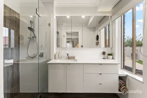 Property photo of 4 Harbury Court Onkaparinga Hills SA 5163