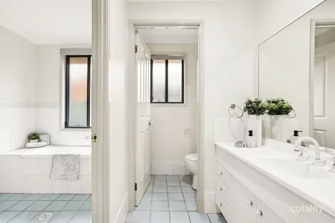 Property photo of 10 Caspian Court Plumpton NSW 2761