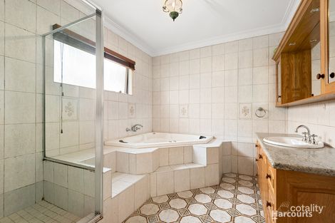 Property photo of 48 Joseph Banks Crescent Endeavour Hills VIC 3802