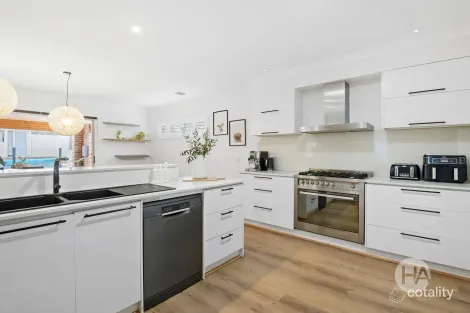 Property photo of 18 Woodrush Drive Langwarrin VIC 3910