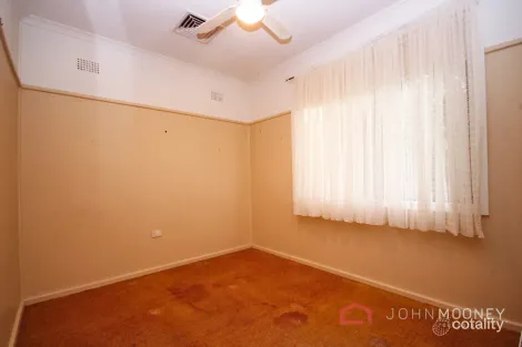 Property photo of 1 Phillip Avenue Mount Austin NSW 2650