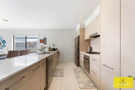 Property photo of 33 Giverny Close Burnside Heights VIC 3023