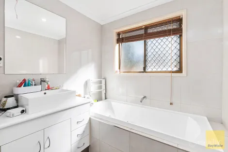 Property photo of 4 Andrew Place Emerald QLD 4720