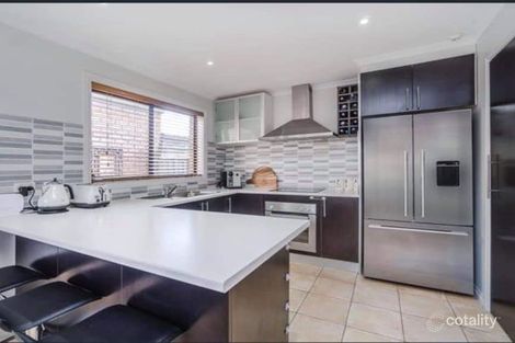 Property photo of 8 Masters Circuit Roxburgh Park VIC 3064