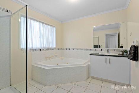 Property photo of 102 Saffron Drive Narre Warren VIC 3805