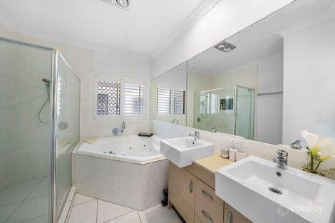 Property photo of 6 Yarra Place Pacific Pines QLD 4211