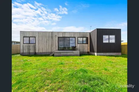 17 Ellen Ave, Seaspray, VIC 3851