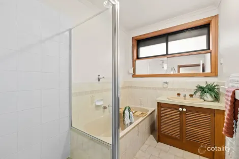 Property photo of 52 McLaughlin Crescent Mill Park VIC 3082