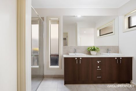 Property photo of 46 Bromley Circuit Thornhill Park VIC 3335
