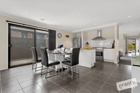 Property photo of 6 Lockbank Place Cranbourne East VIC 3977