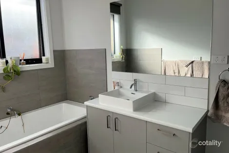 Property photo of 2/17 Regan Drive Romsey VIC 3434