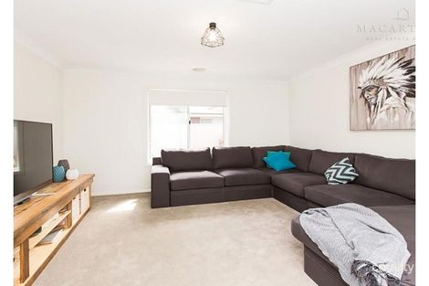 Property photo of 6 St Pauls Place Gobbagombalin NSW 2650