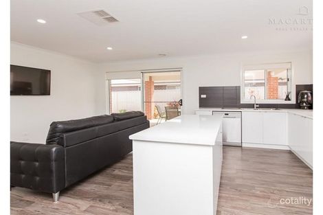 Property photo of 6 St Pauls Place Gobbagombalin NSW 2650