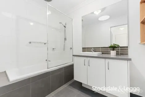 Property photo of 10 Kosciuszko Circuit Clyde VIC 3978