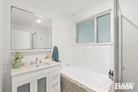 Property photo of 27 Matthews Parade Point Clare NSW 2250