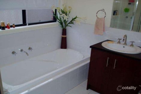 Property photo of 5 Copse Wood Bend Caroline Springs VIC 3023