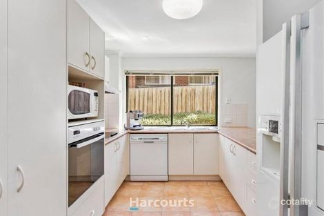 Property photo of 15 Hellyer Way Endeavour Hills VIC 3802