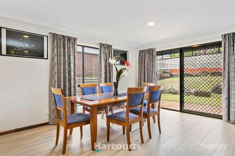Property photo of 15 Hellyer Way Endeavour Hills VIC 3802