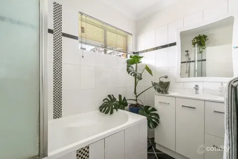 Property photo of 6/108 Cavendish Road Coorparoo QLD 4151