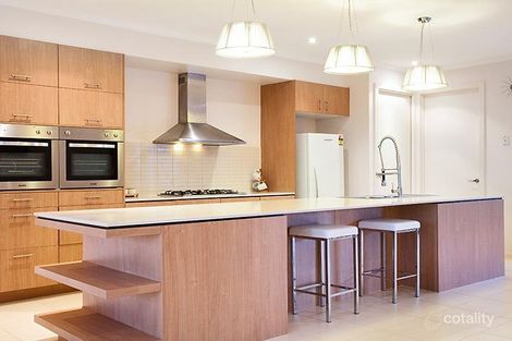 Property photo of 7 Aura Lane Caroline Springs VIC 3023