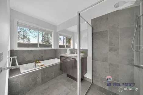 Property photo of 39 Wiltshire Boulevard Thornhill Park VIC 3335