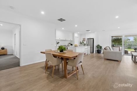 Property photo of 17 Bondi Crescent Gobbagombalin NSW 2650