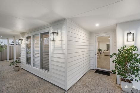Property photo of 17 Bondi Crescent Gobbagombalin NSW 2650