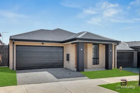 11 PEBBLE RD, PAKENHAM, VIC 3810