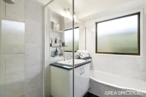 Property photo of 11 Eaglemont Crescent Bell Post Hill VIC 3215