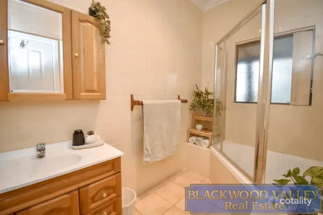 Property photo of 18 Silver Birch Heights Kangaroo Gully WA 6255