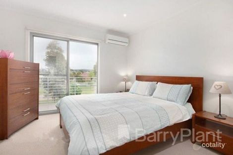 Property photo of 13/11 Howqua Place Pakenham VIC 3810