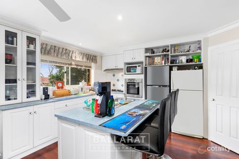 Property photo of 15 Fernbanks Court Ballarat North VIC 3350