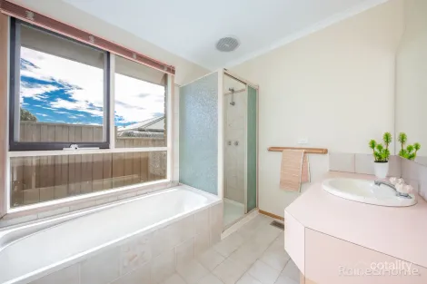 Property photo of 10 Martens Court Sunbury VIC 3429