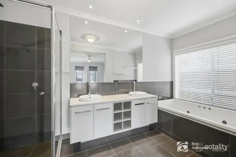 Property photo of 77 Oakpark Drive Harkness VIC 3337