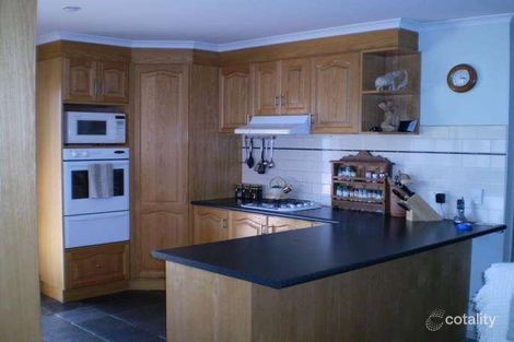 Property photo of 5 Henry Court Caroline Springs VIC 3023