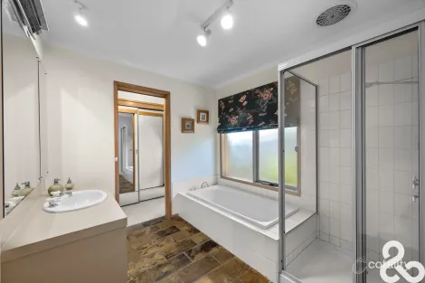 Property photo of 59 McLaughlin Crescent Mill Park VIC 3082