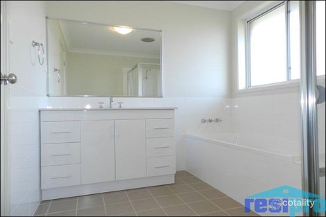 Property photo of 38 Kelman Drive Cliftleigh NSW 2321
