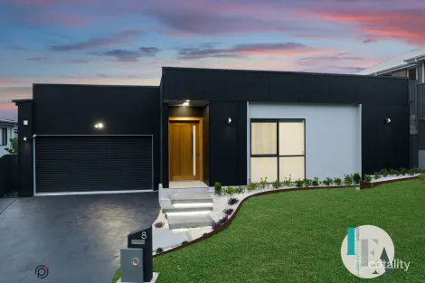 8 Horseshoe Cct, Calderwood, NSW 2527