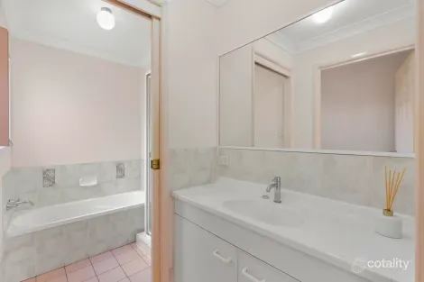 Property photo of 4 McKenzie Place Forest Lake QLD 4078