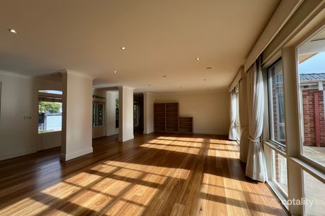 8 Montague Ave, St Kilda East, VIC 3183