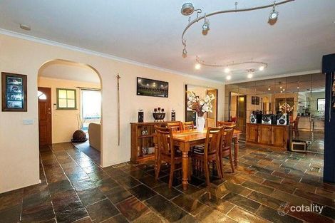 Property photo of 1 McCubbin Close Mill Park VIC 3082
