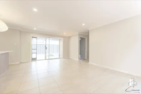 11 Niche Glade Cct, Maudsland, QLD 4210