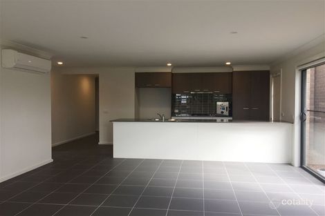 Property photo of 10 Oscar Circuit Roxburgh Park VIC 3064