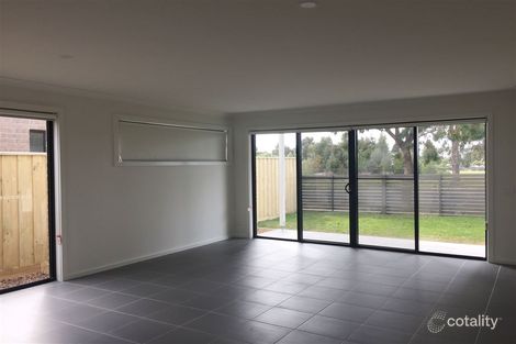Property photo of 10 Oscar Circuit Roxburgh Park VIC 3064
