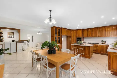 Property photo of 40 Windsor Drive Avondale Heights VIC 3034