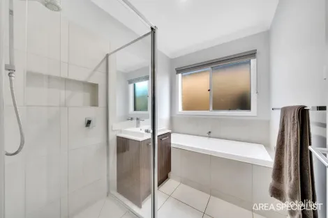 Property photo of 7 Bingham Circuit Thornhill Park VIC 3335