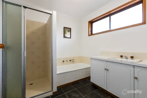 Property photo of 4 Kinnordy Court Hamlyn Heights VIC 3215