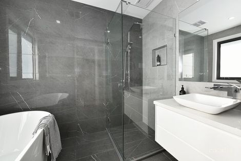 Property photo of 2/35 Fenacre Street Strathmore VIC 3041