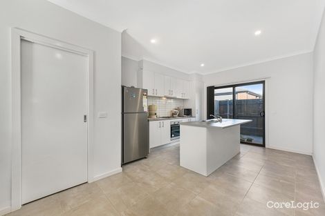 Property photo of 2 Cassius Circuit Cranbourne North VIC 3977