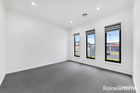 Property photo of 27 Salinga Drive Werribee VIC 3030